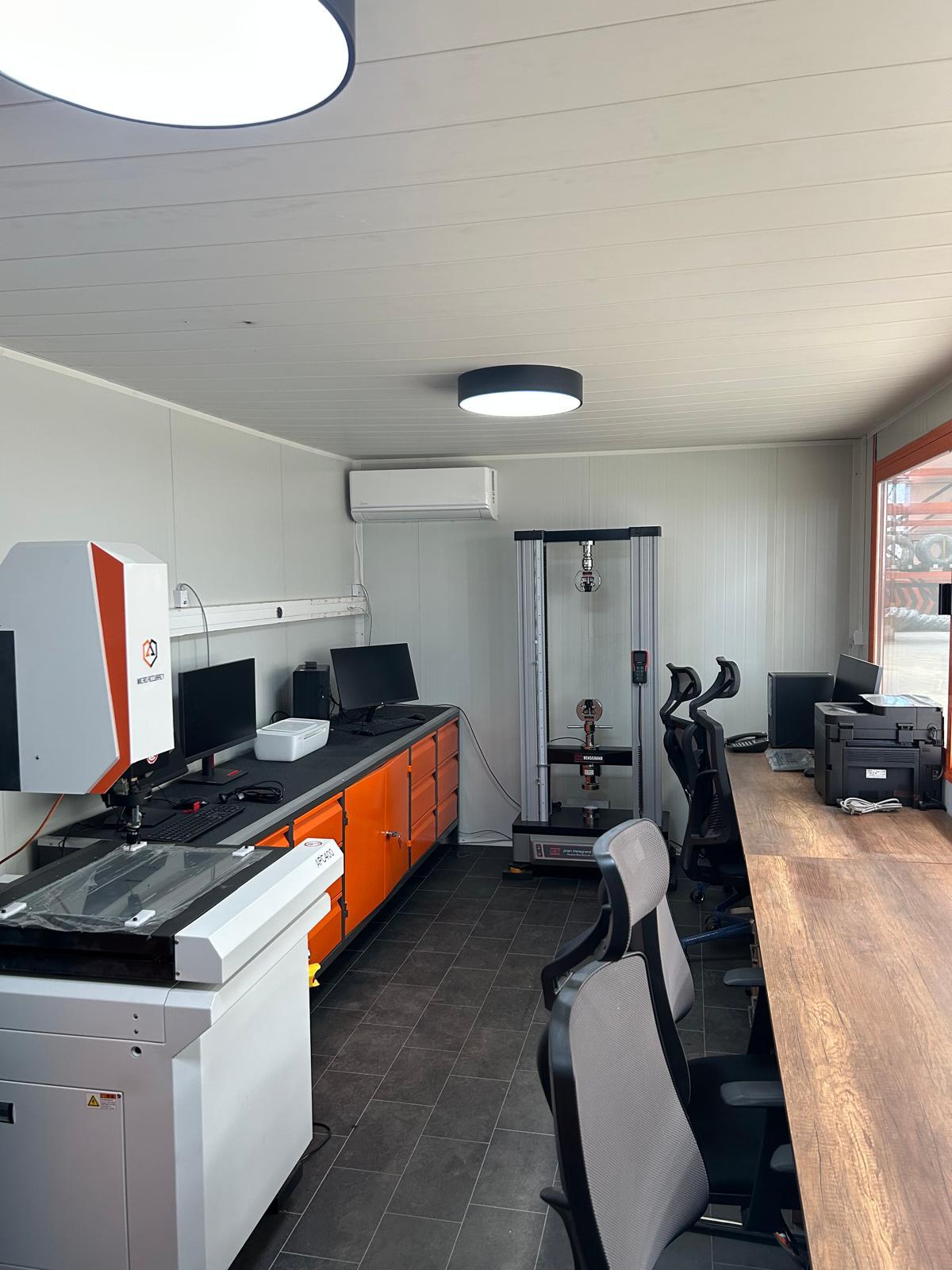 Kalite kontrol laboratuvarında optik ölçüm ve çekme test cihazı